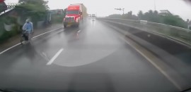 Người đàn ông đi xe máy bị hất văng sau cú tông trực diện từ xe container phía sau