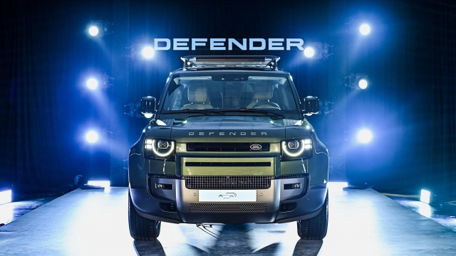 Land Rover Defender 2026 ra mắt, giá hơn 6,3 tỷ đồng khi đi kèm gói nâng cấp