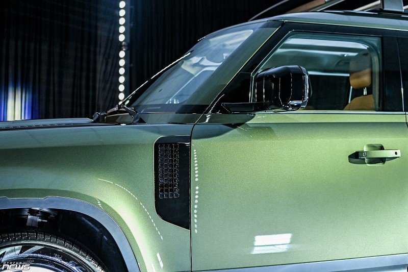 Land Rover Defender 110 2026 ra mắt, giá hơn 6,3 tỷ đồng khi đi kèm gói nâng cấp