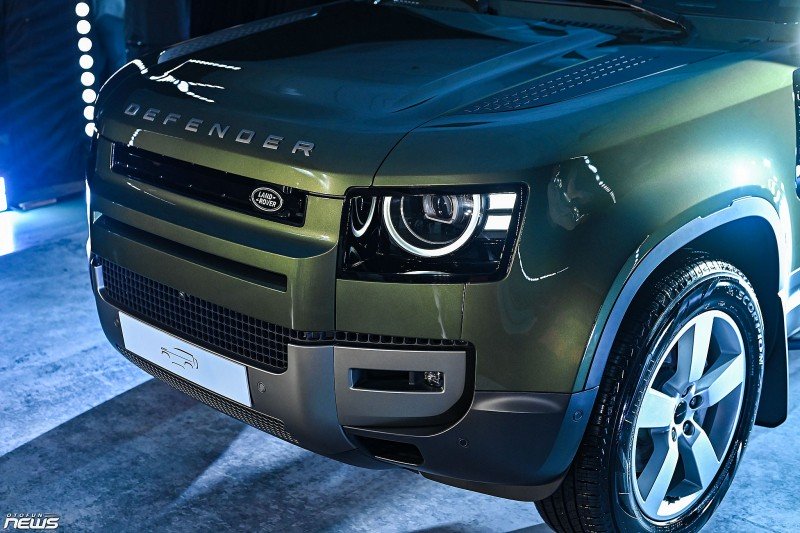 Land Rover Defender 110 2026 ra mắt, giá hơn 6,3 tỷ đồng khi đi kèm gói nâng cấp
