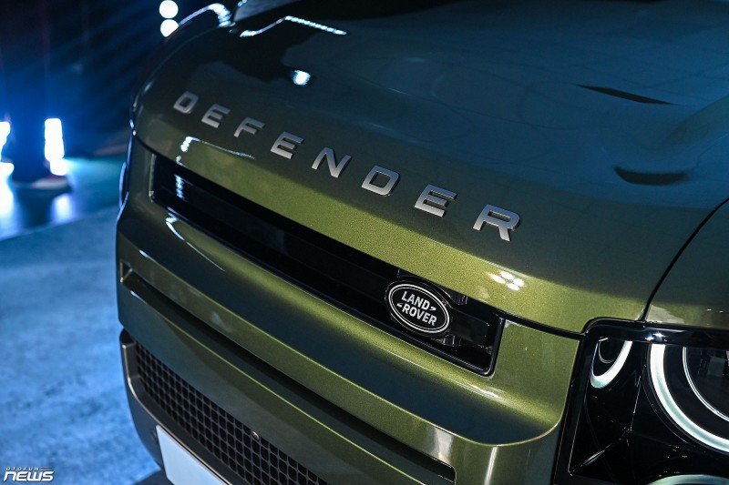 Land Rover Defender 110 2026 ra mắt, giá hơn 6,3 tỷ đồng khi đi kèm gói nâng cấp