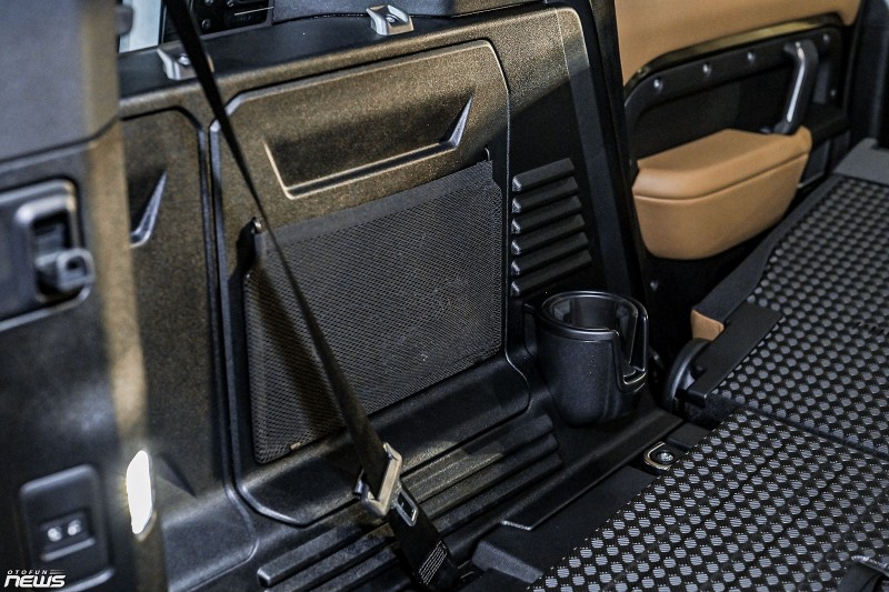 Land Rover Defender 110 2026 ra mắt, giá hơn 6,3 tỷ đồng khi đi kèm gói nâng cấp