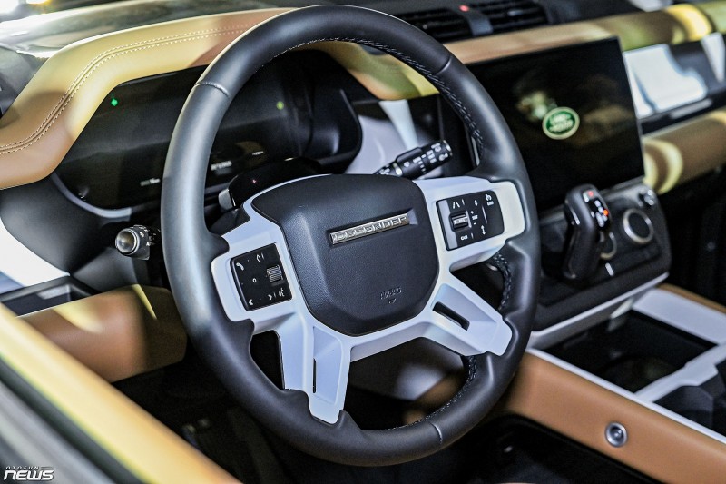 Land Rover Defender 110 2026 ra mắt, giá hơn 6,3 tỷ đồng khi đi kèm gói nâng cấp