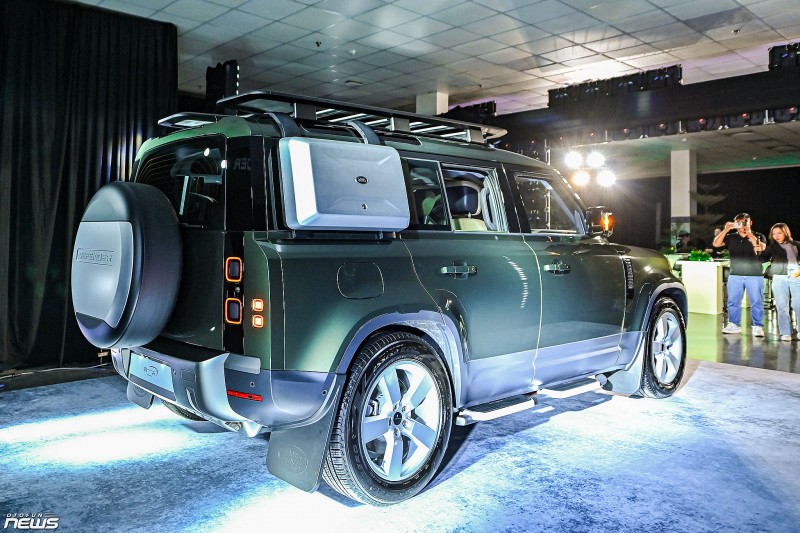 Land Rover Defender 110 2026 ra mắt, giá hơn 6,3 tỷ đồng khi đi kèm gói nâng cấp