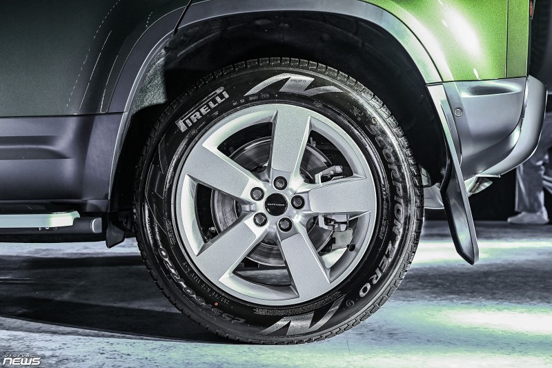 Land Rover Defender 110 2026 ra mắt, giá hơn 6,3 tỷ đồng khi đi kèm gói nâng cấp