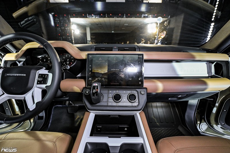 Land Rover Defender 110 2026 ra mắt, giá hơn 6,3 tỷ đồng khi đi kèm gói nâng cấp