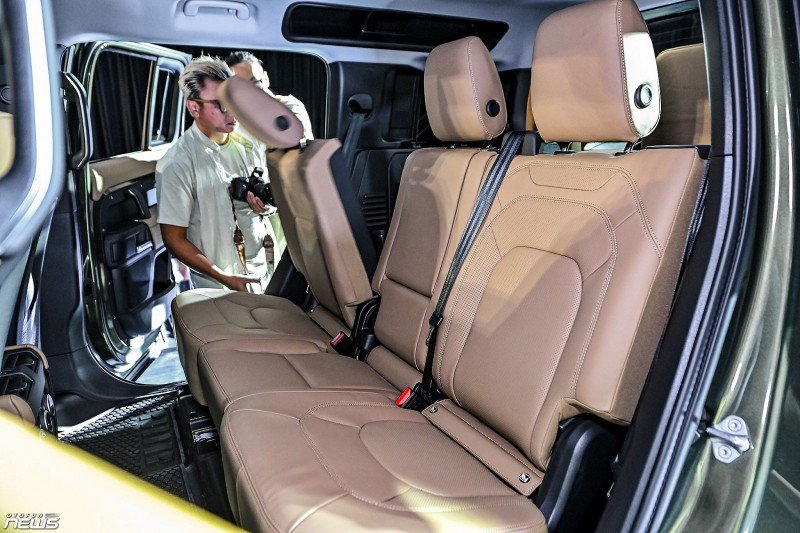 Land Rover Defender 110 2026 ra mắt, giá hơn 6,3 tỷ đồng khi đi kèm gói nâng cấp