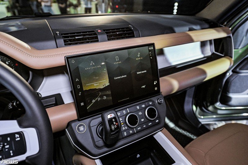 Land Rover Defender 110 2026 ra mắt, giá hơn 6,3 tỷ đồng khi đi kèm gói nâng cấp