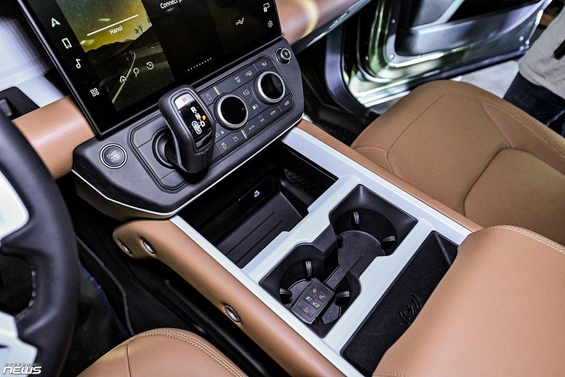 Land Rover Defender 110 2026 ra mắt, giá hơn 6,3 tỷ đồng khi đi kèm gói nâng cấp