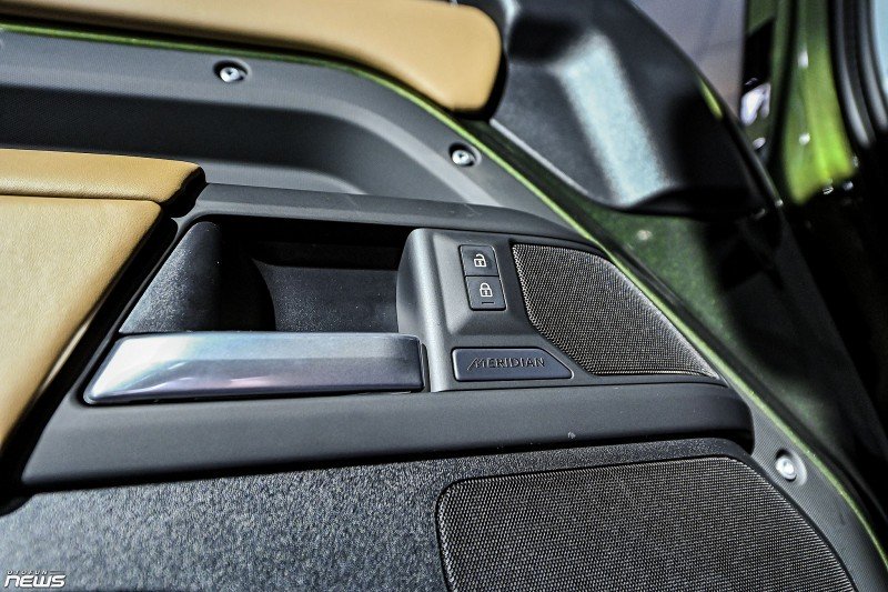 Land Rover Defender 110 2026 ra mắt, giá hơn 6,3 tỷ đồng khi đi kèm gói nâng cấp