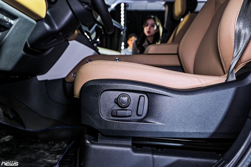 Land Rover Defender 110 2026 ra mắt, giá hơn 6,3 tỷ đồng khi đi kèm gói nâng cấp