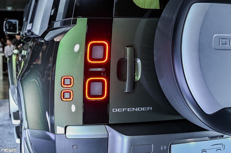 Land Rover Defender 110 2026 ra mắt, giá hơn 6,3 tỷ đồng khi đi kèm gói nâng cấp