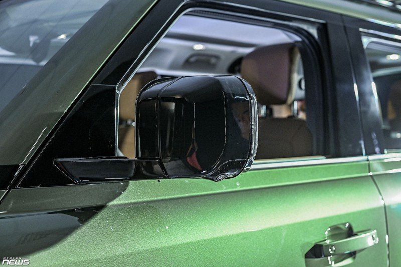 Land Rover Defender 110 2026 ra mắt, giá hơn 6,3 tỷ đồng khi đi kèm gói nâng cấp