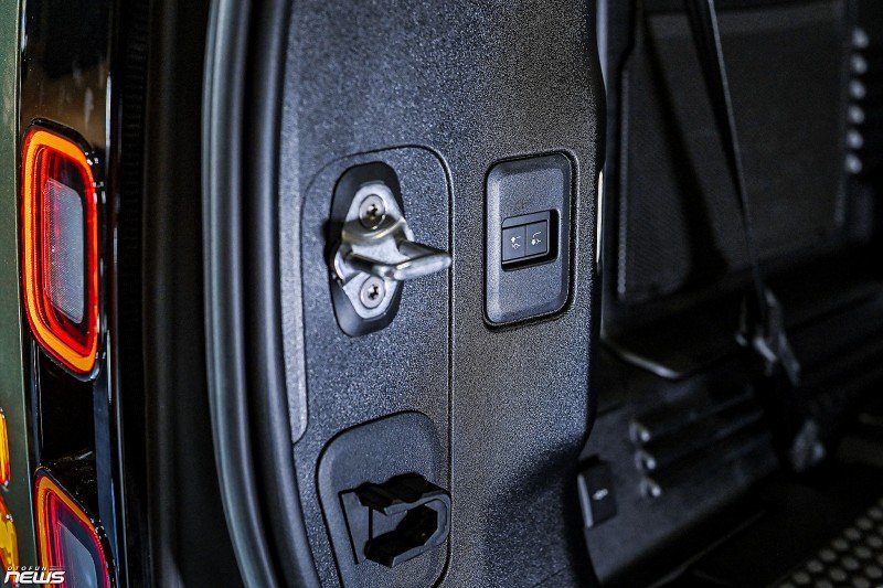 Land Rover Defender 110 2026 ra mắt, giá hơn 6,3 tỷ đồng khi đi kèm gói nâng cấp