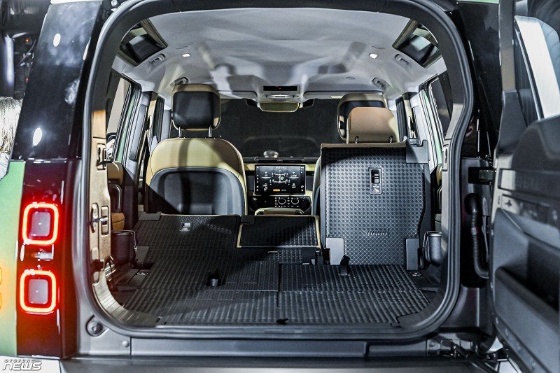 Land Rover Defender 110 2026 ra mắt, giá hơn 6,3 tỷ đồng khi đi kèm gói nâng cấp
