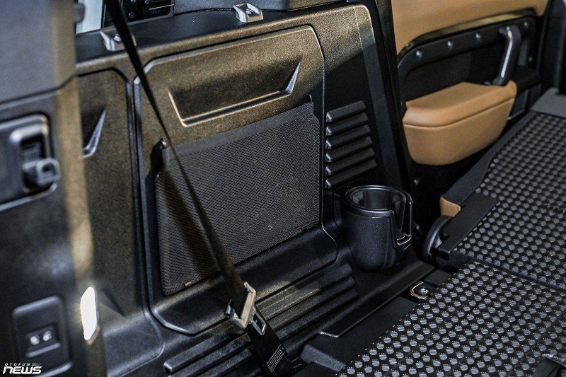 Land Rover Defender 110 2026 ra mắt, giá hơn 6,3 tỷ đồng khi đi kèm gói nâng cấp