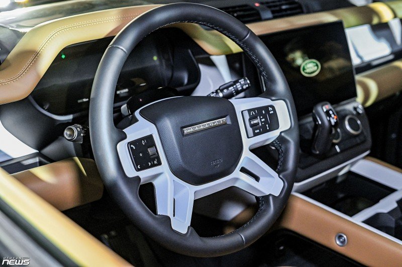 Land Rover Defender 110 2026 ra mắt, giá hơn 6,3 tỷ đồng khi đi kèm gói nâng cấp