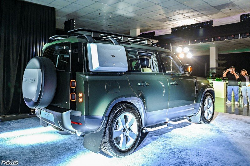 Land Rover Defender 110 2026 ra mắt, giá hơn 6,3 tỷ đồng khi đi kèm gói nâng cấp