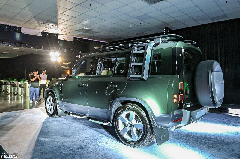 Land Rover Defender 110 2026 ra mắt, giá hơn 6,3 tỷ đồng khi đi kèm gói nâng cấp