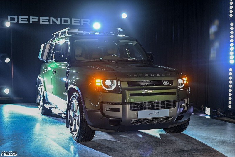 Land Rover Defender 110 2026 ra mắt, giá hơn 6,3 tỷ đồng khi đi kèm gói nâng cấp