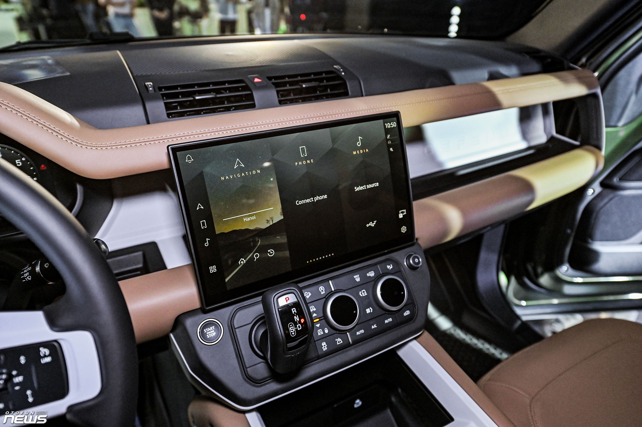 Land Rover Defender 110 2026 ra mắt, giá hơn 6,3 tỷ đồng khi đi kèm gói nâng cấp