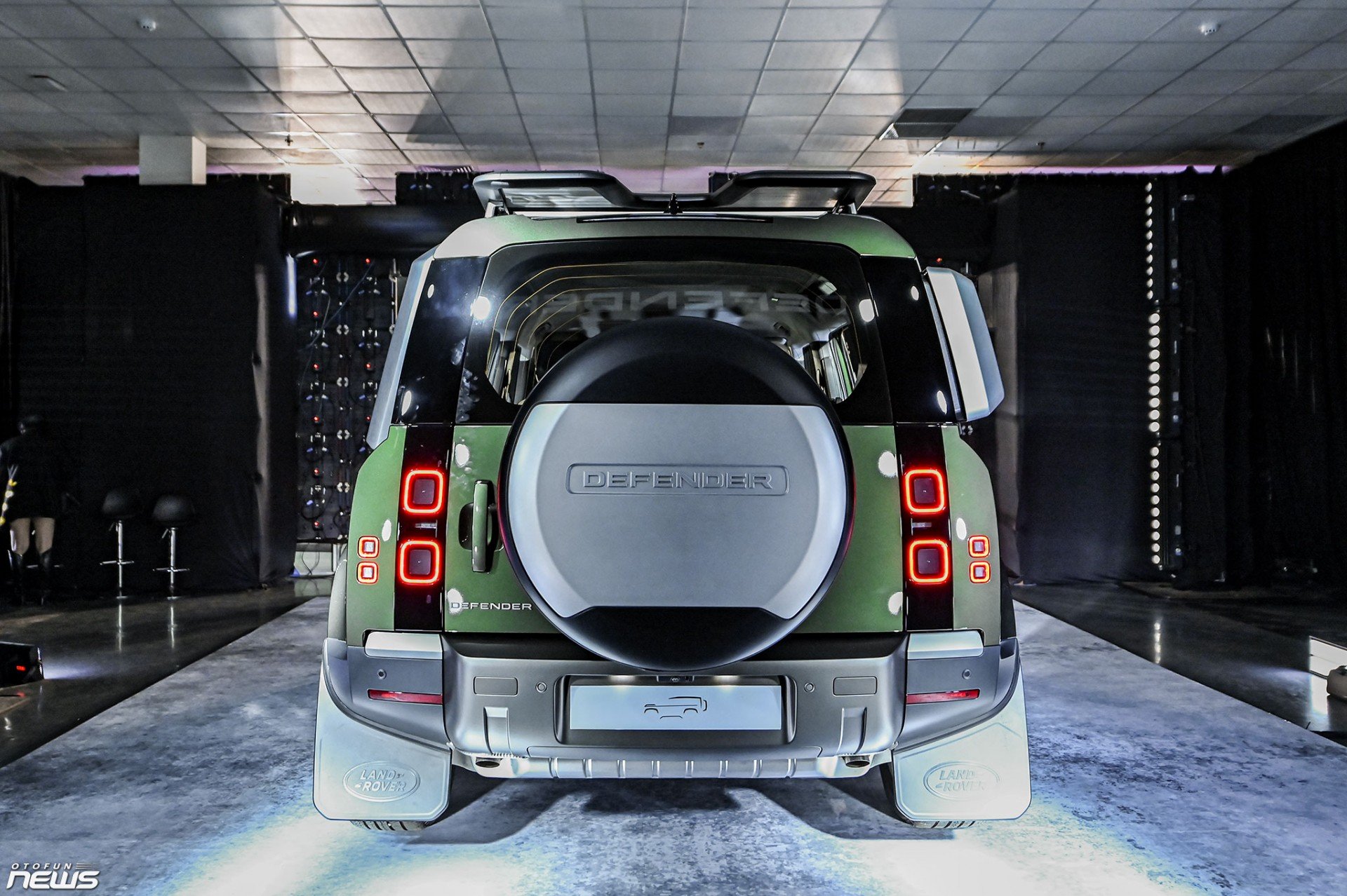 Land Rover Defender 110 2026 ra mắt, giá hơn 6,3 tỷ đồng khi đi kèm gói nâng cấp