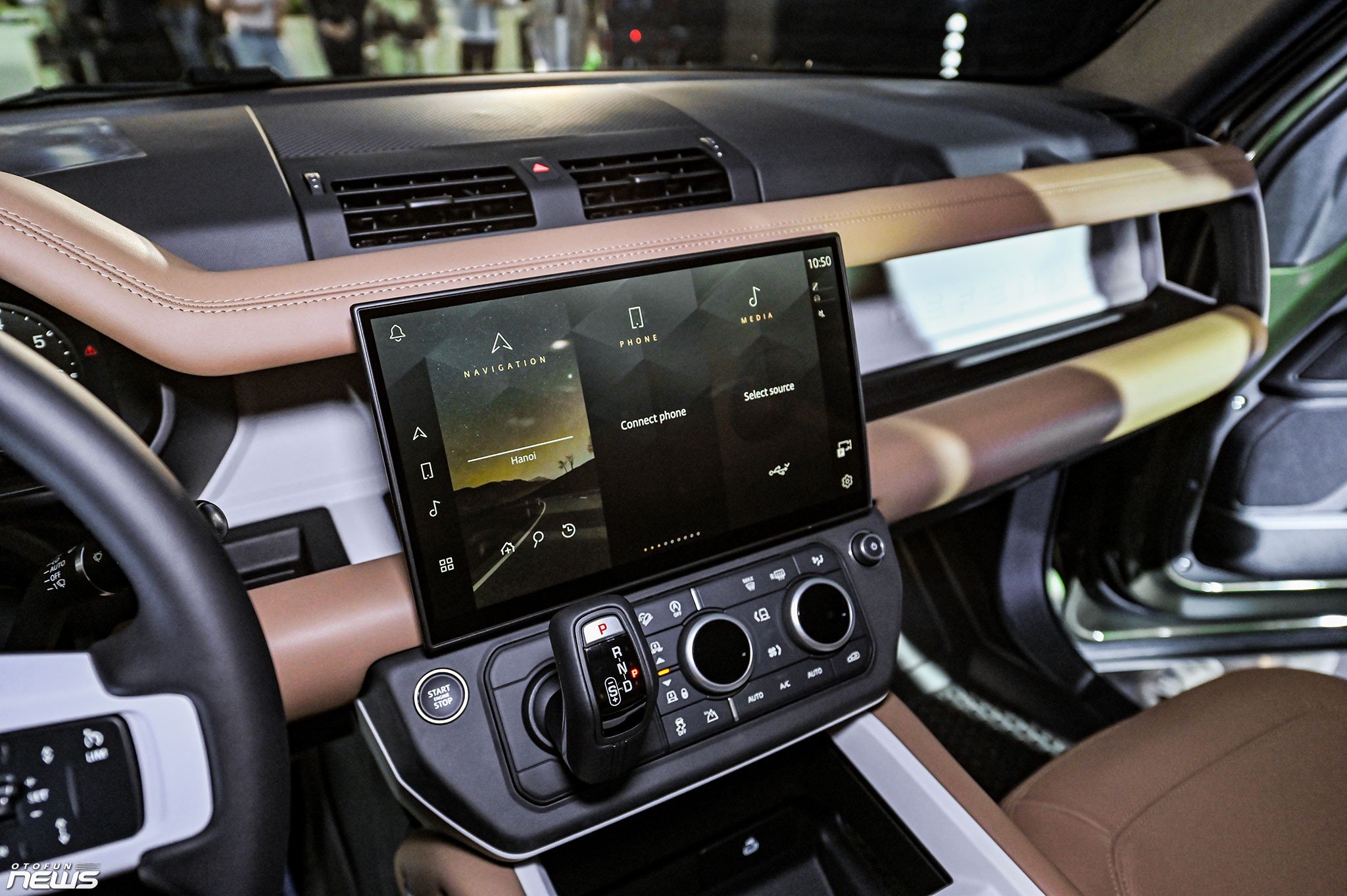 Land Rover Defender 110 2026 ra mắt, giá hơn 6,3 tỷ đồng khi đi kèm gói nâng cấp