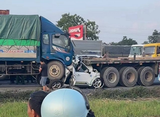 Dồn toa 7 xe trên Quốc lộ 5, VinFast VF 5 bị ép bẹp trong gầm xe container