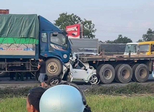 Dồn toa 7 xe trên Quốc lộ 5, VinFast VF 5 bị ép bẹp trong gầm xe container