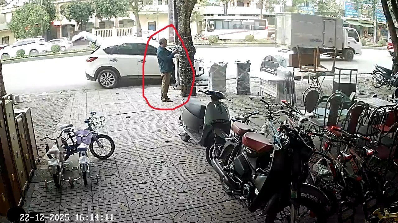 Người đàn ông lấy chiếc mũ bảo hiểm treo trên cây bỏ vào cốp ô tô Hình ảnh từ camera an ninh ghi lại rõ ràng cảnh người đàn ông trộm mũ bảo hiểm và cho vào cốp