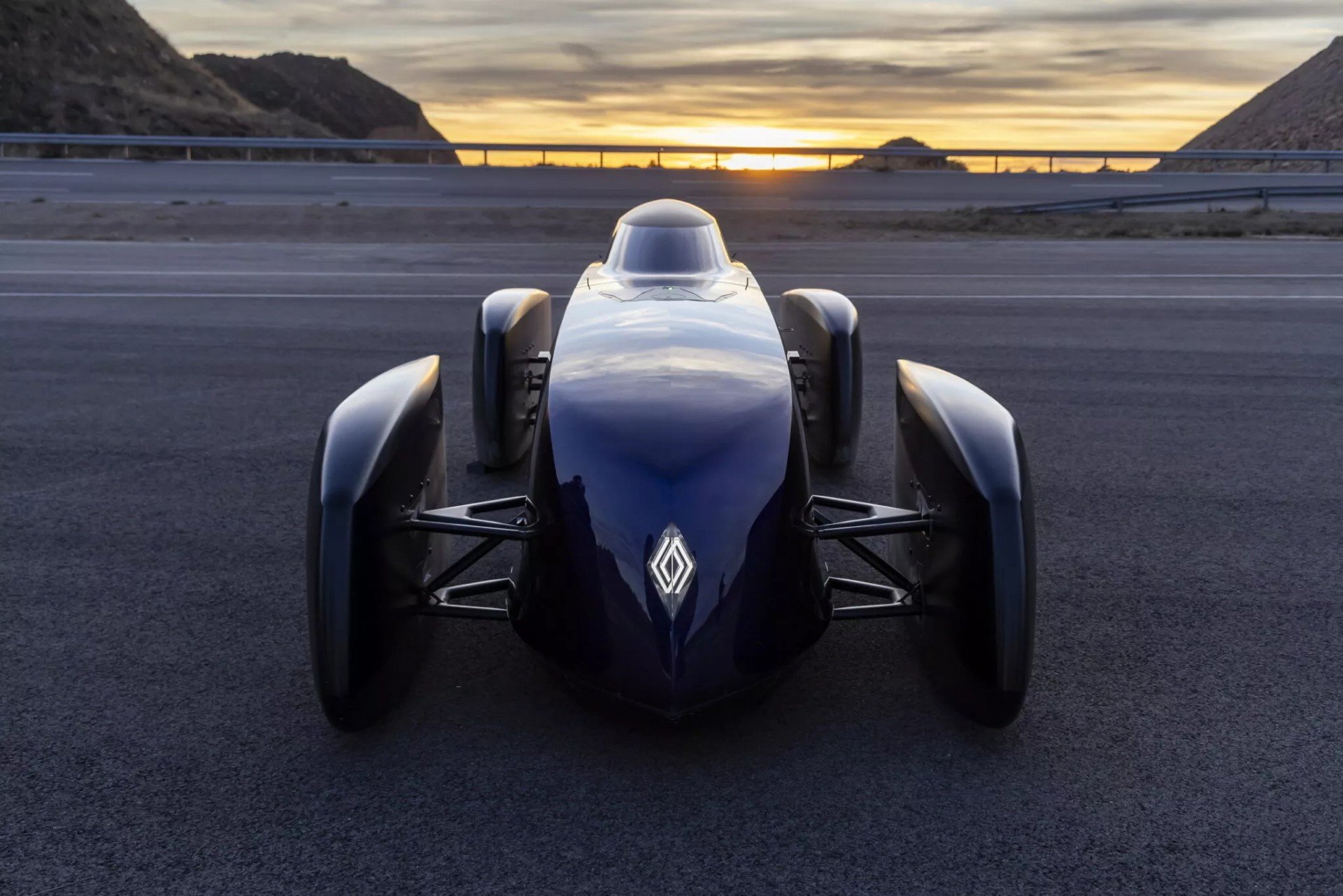 Chiếc xe điện độc đáo này vừa lập thành tích chạy hơn 1.000 km chỉ bằng một lần sạc Chiếc xe điện độc đáo này vừa lập thành tích chạy hơn 1.000 km chỉ bằng một lần sạc