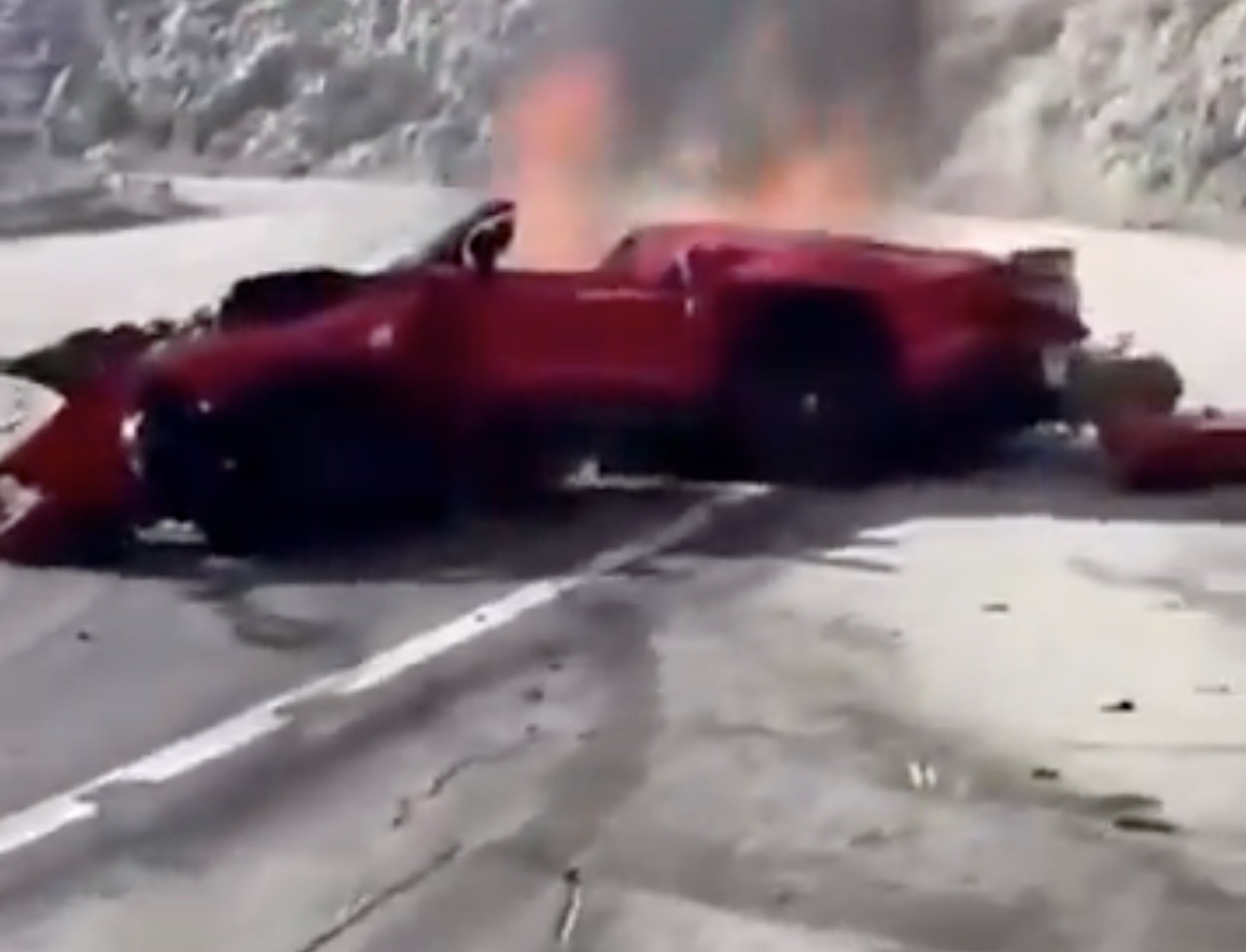 Hình ảnh hiện trường vụ tai nạn cho thấy chiếc Ferrari bị hư hỏng nghiêm trọng và bốc cháy