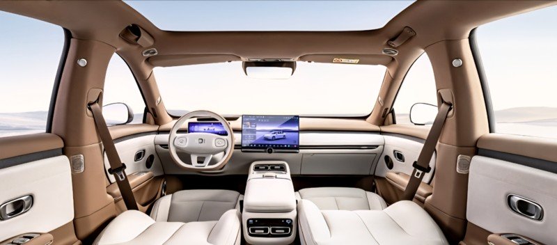 Khoang lái của mẫu Changan Nevo A06 với cụm đồng hồ nhỏ, màn hình trung tâm lớn và vô lăng đáy phẳng