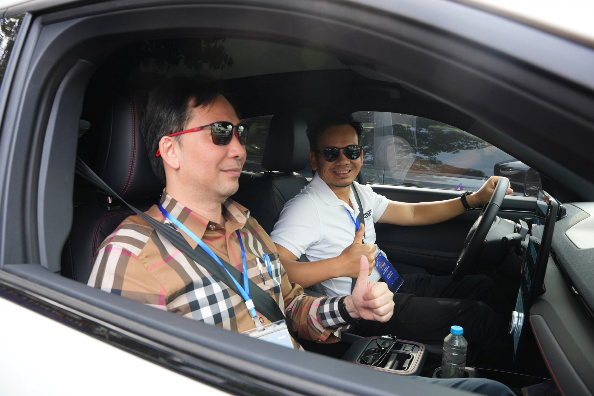 Hai giám khảo Đàm Hoàng Phúc và Ngô Việt Hưng có cơ hội cầm lái trực tiếp Ford Mustang Mach-E tại chương trình Xe Của Năm 2026