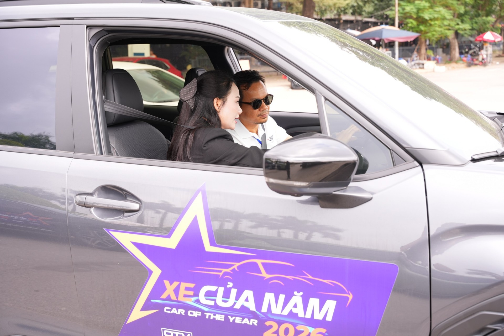 Ông Ngô Việt Hưng trao đổi thông tin cùng nhân viên hãng Ford về Mustang Mach-E