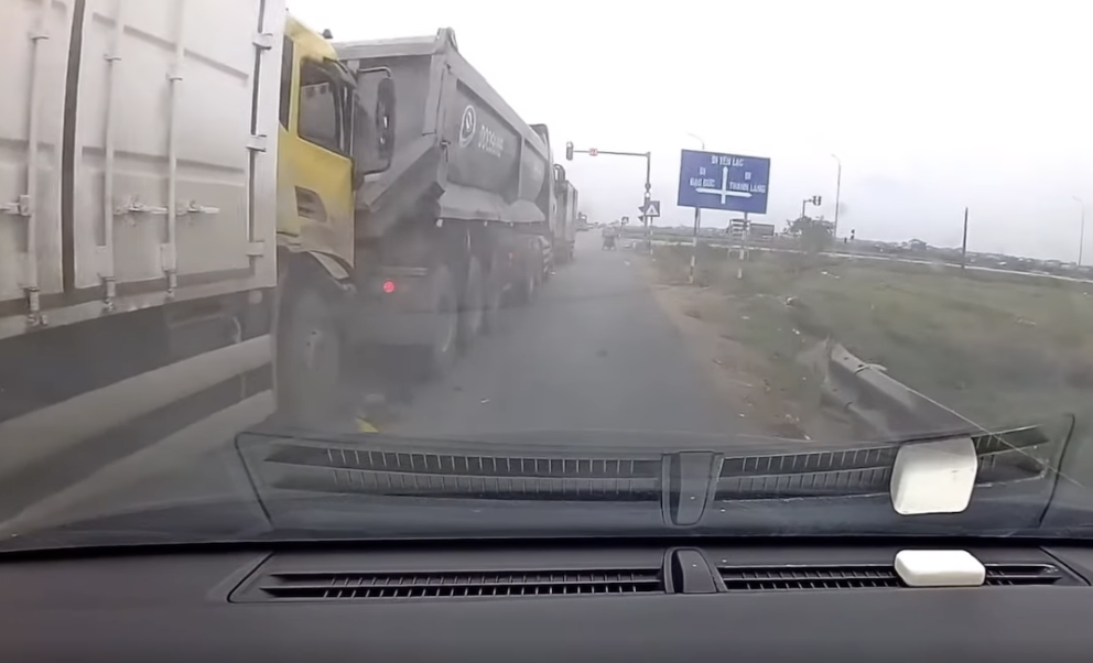 Hình ảnh vụ tai nạn dồn toa  trên Quốc lộ 2 hướng đi Yên Lạc, Phú Thọ ngày 25/12/2025