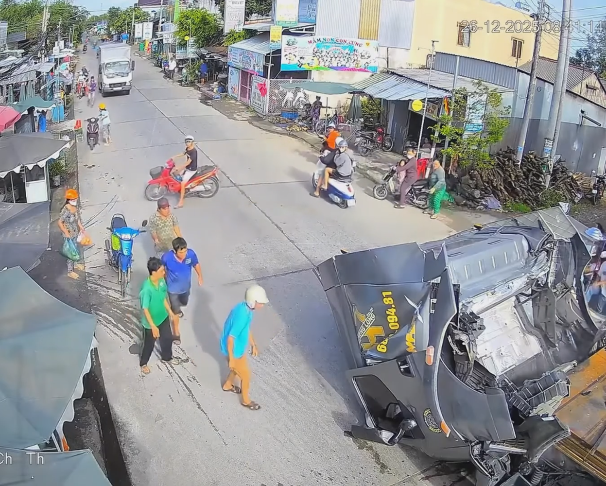 Né xe máy đi ra từ hẻm, xe container bị hàng tấn sắt "dồn toa" gây hư hỏng cabin