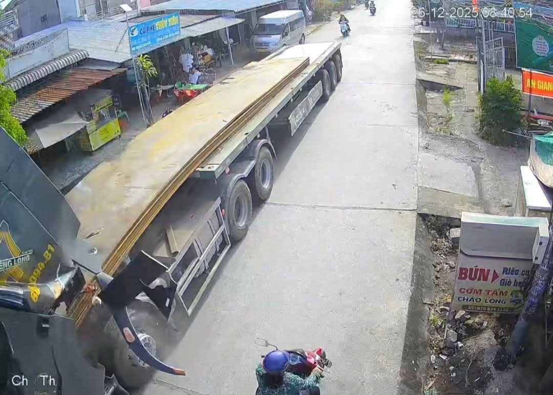 Né xe máy đi ra từ hẻm, xe container bị hàng tấn sắt 
