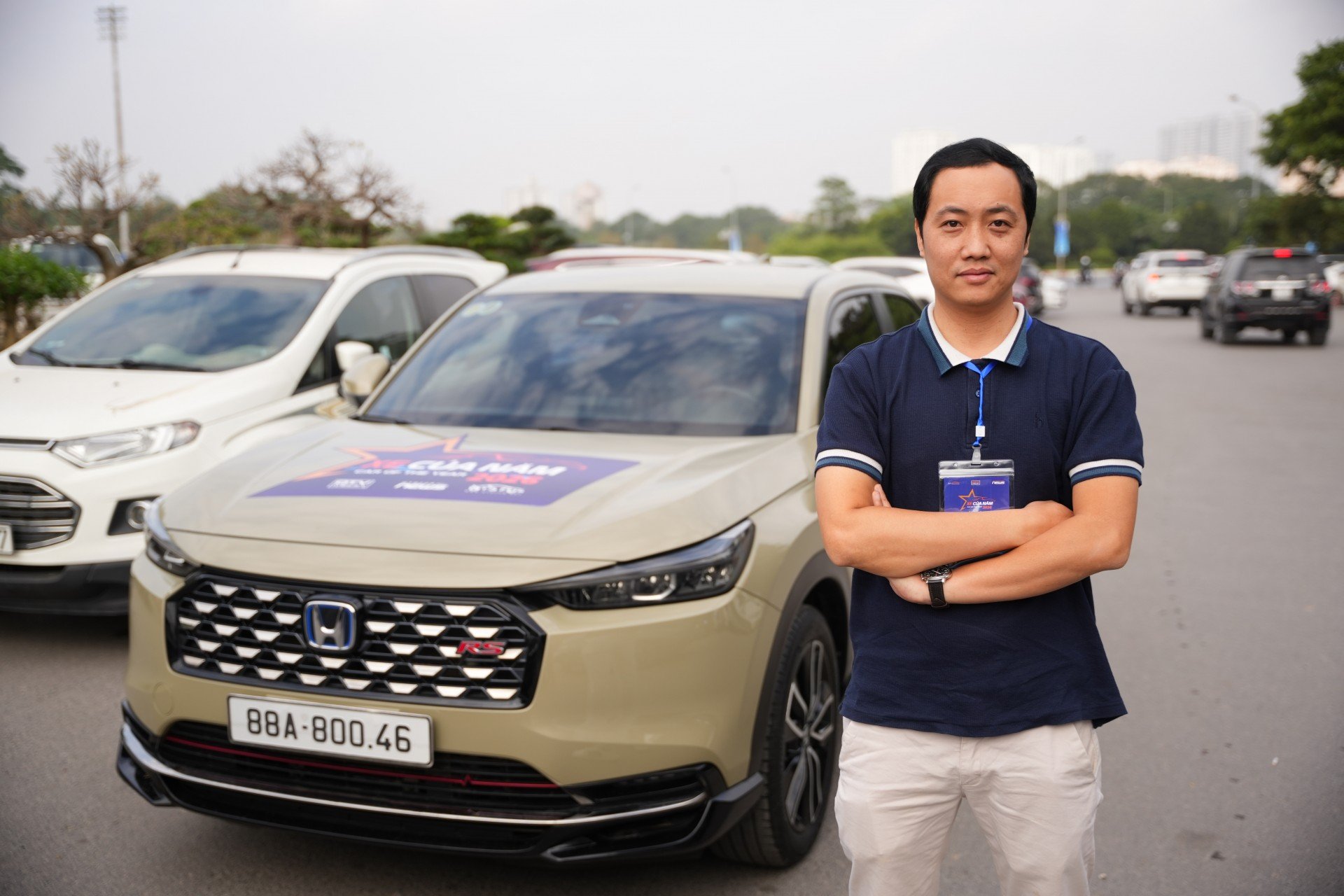 Giám khảo Duy Anh đứng cùng chiếc Honda HR-V e:HEV RS