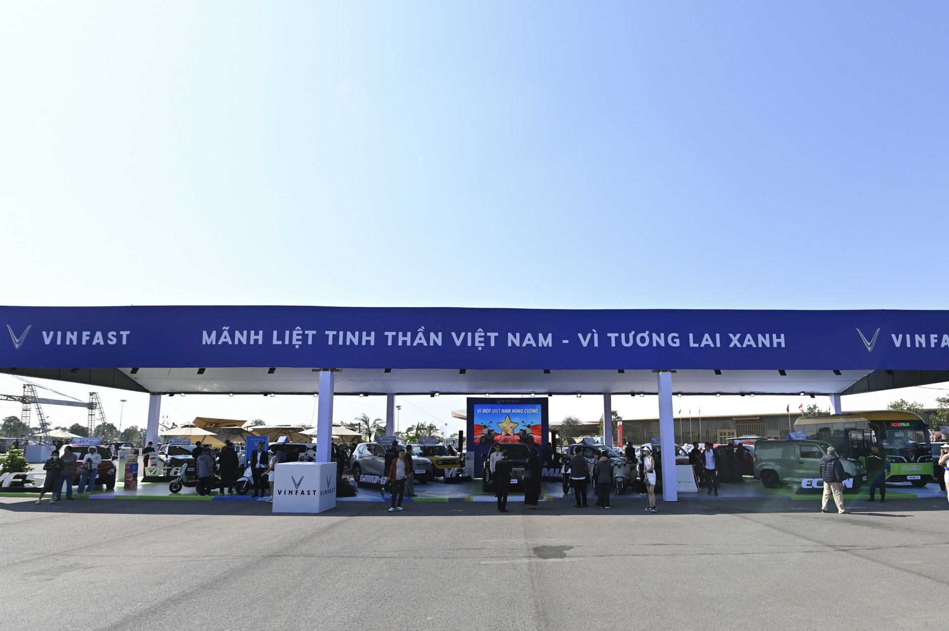 VinFast lần đầu trình diễn toàn bộ hệ sinh thái giao thông xanh