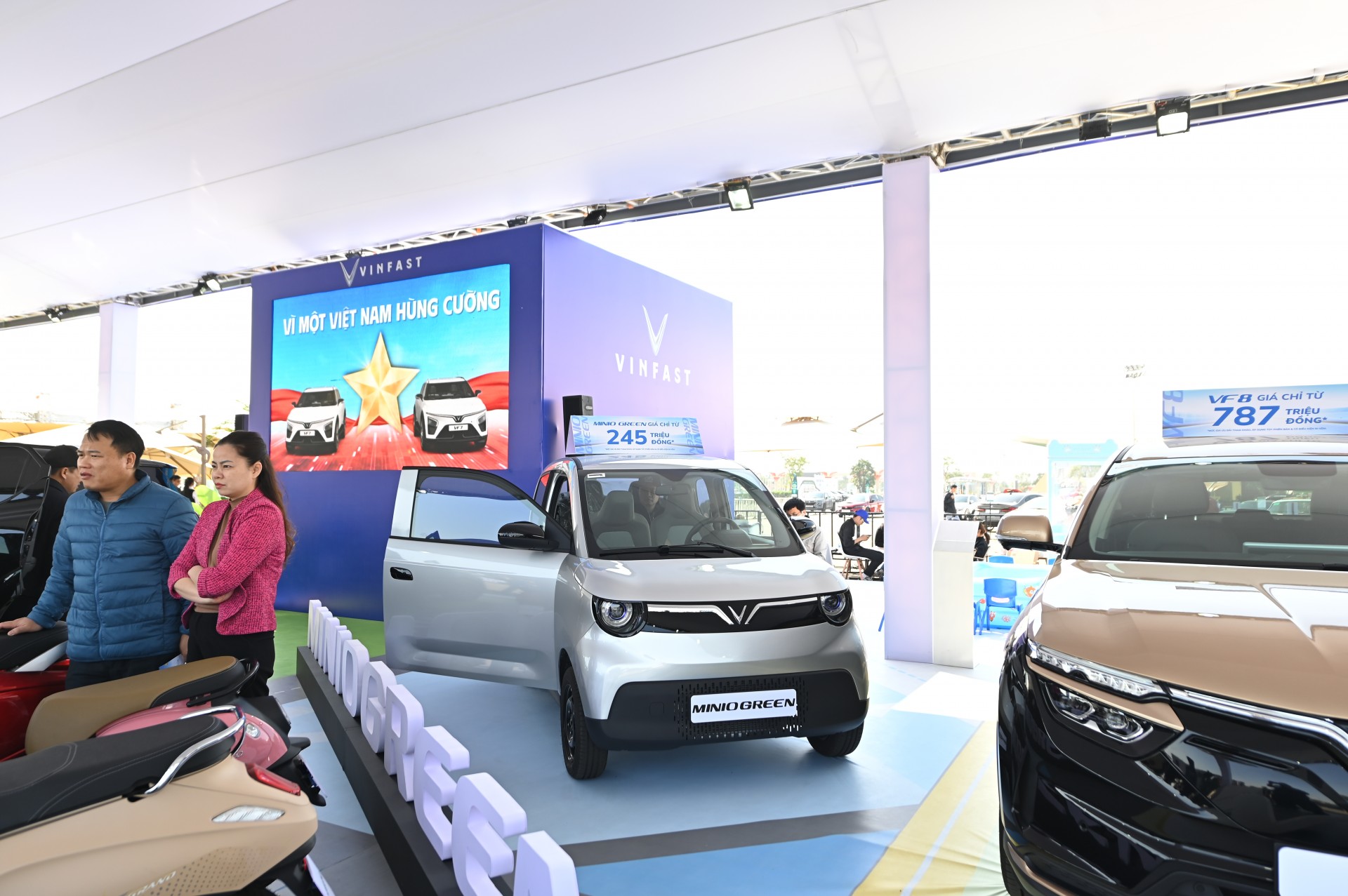 VinFast lần đầu trình diễn toàn bộ hệ sinh thái giao thông xanh