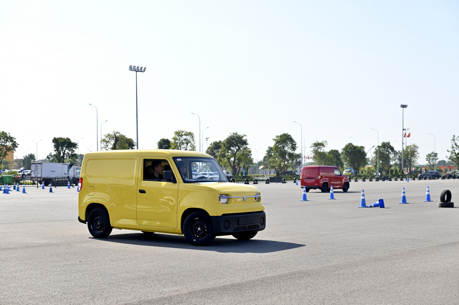 VinFast lần đầu trình diễn toàn bộ hệ sinh thái giao thông xanh