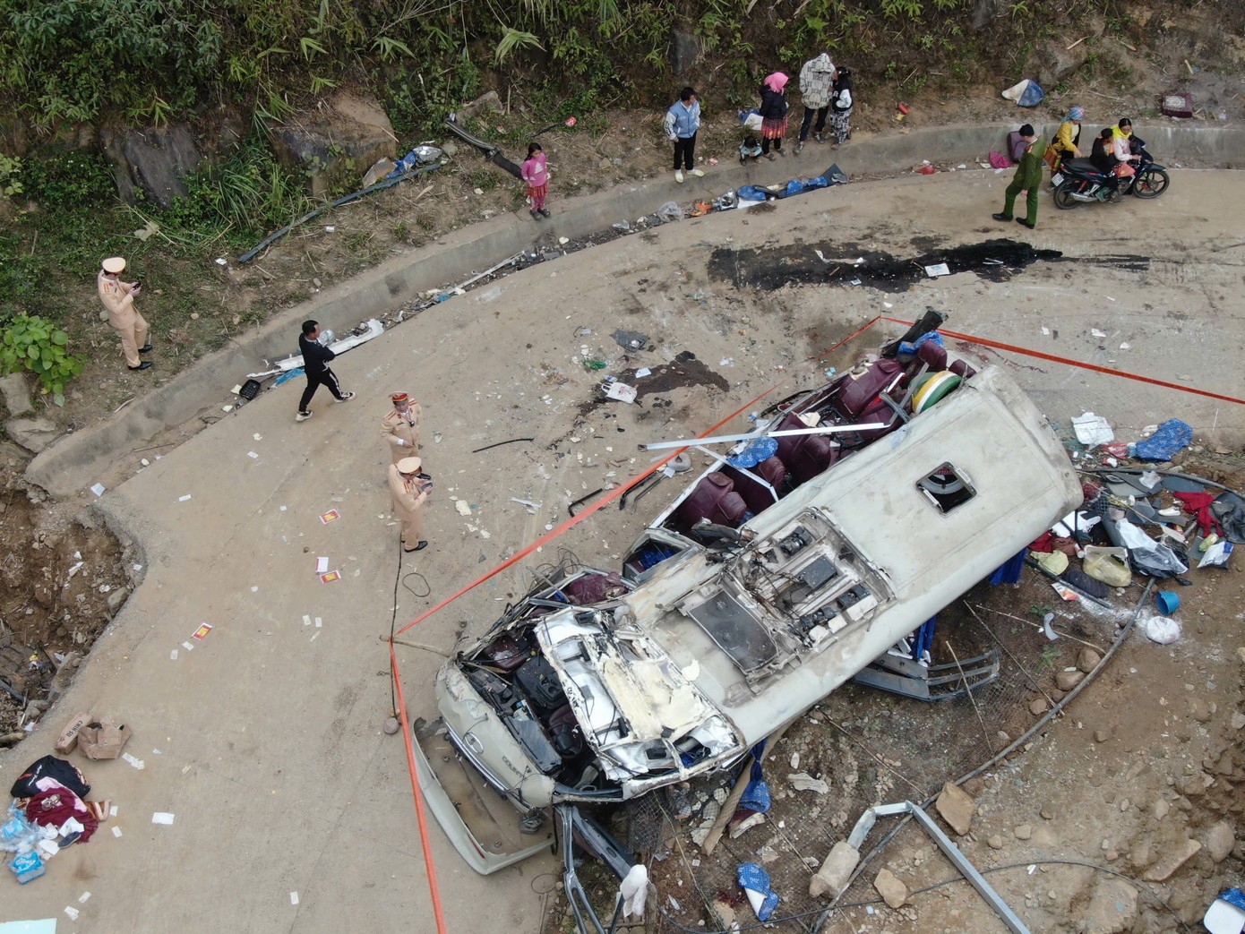 Nguyên nhân ban đầu vụ lật xe chở đoàn thiện nguyện: Xe đột ngột bị mất phanh, lật ở lưng dốc Nguyên nhân ban đầu vụ lật xe chở đoàn thiện nguyện: Xe đột ngột bị mất phanh, lật ở lưng dốc