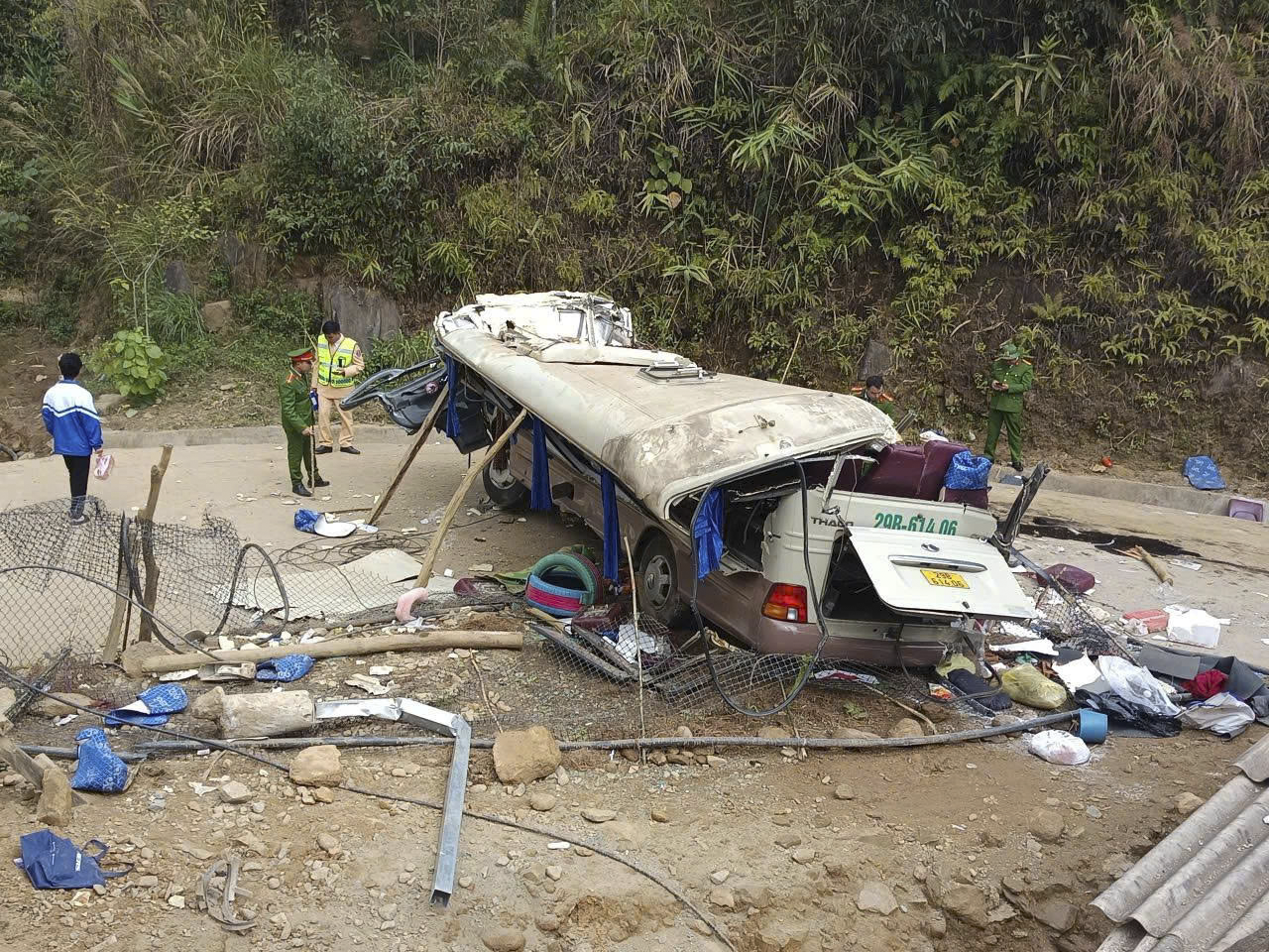 Nguyên nhân ban đầu vụ lật xe chở đoàn thiện nguyện: Xe đột ngột bị mất phanh, lật ở lưng dốc