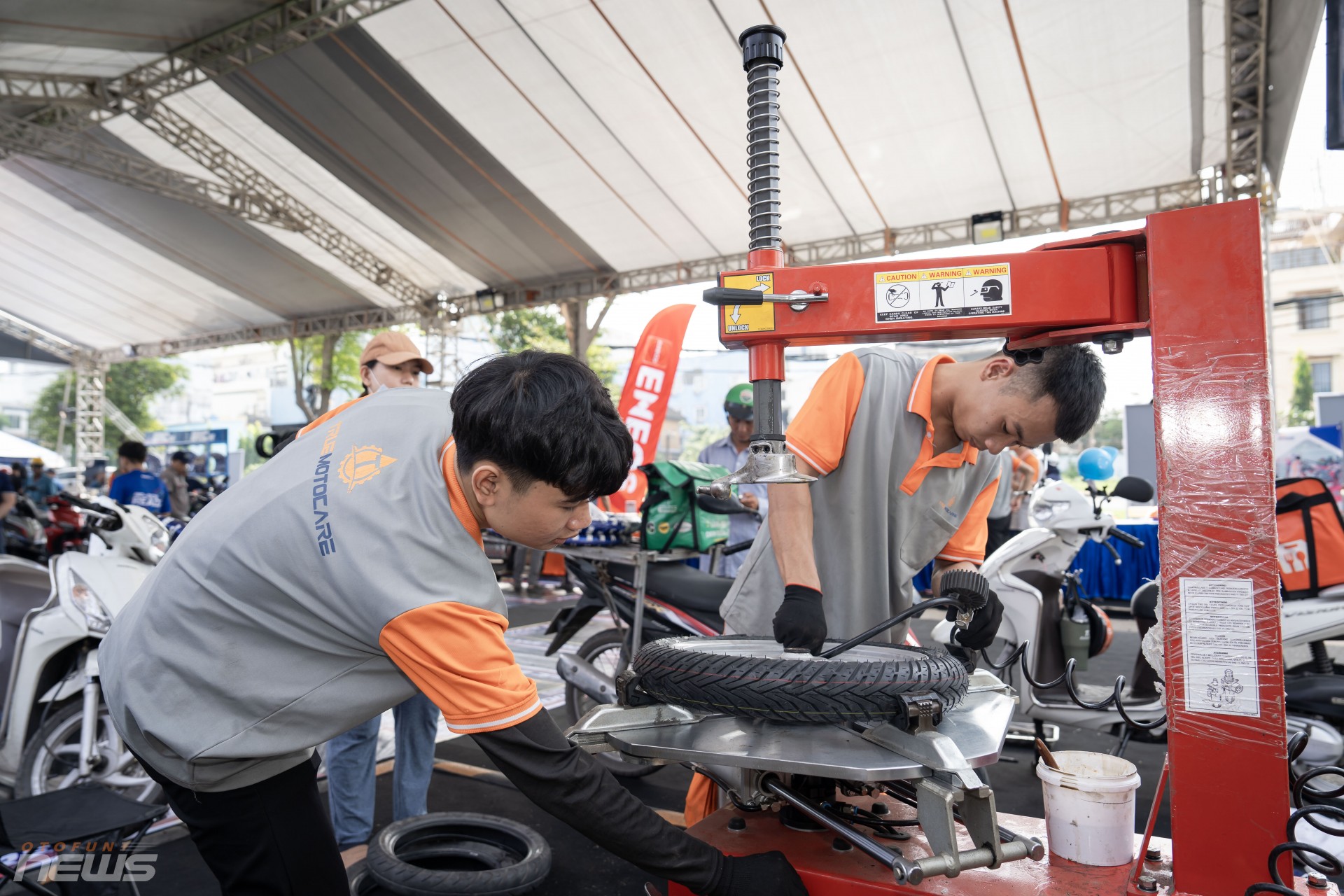 Hơn 1.200 công nhân được bảo dưỡng xe máy miễn phí dịp cuối năm