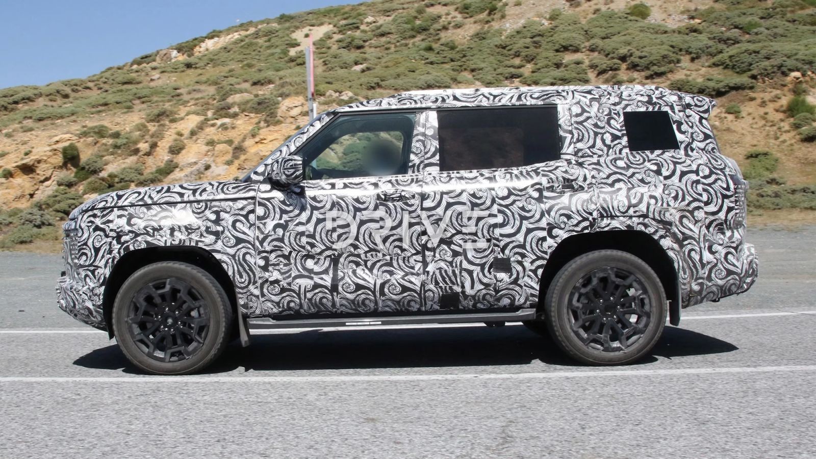 Mitsubishi Pajero mới lộ diện nhắm tới đối thủ Toyota Land Cruiser Prado