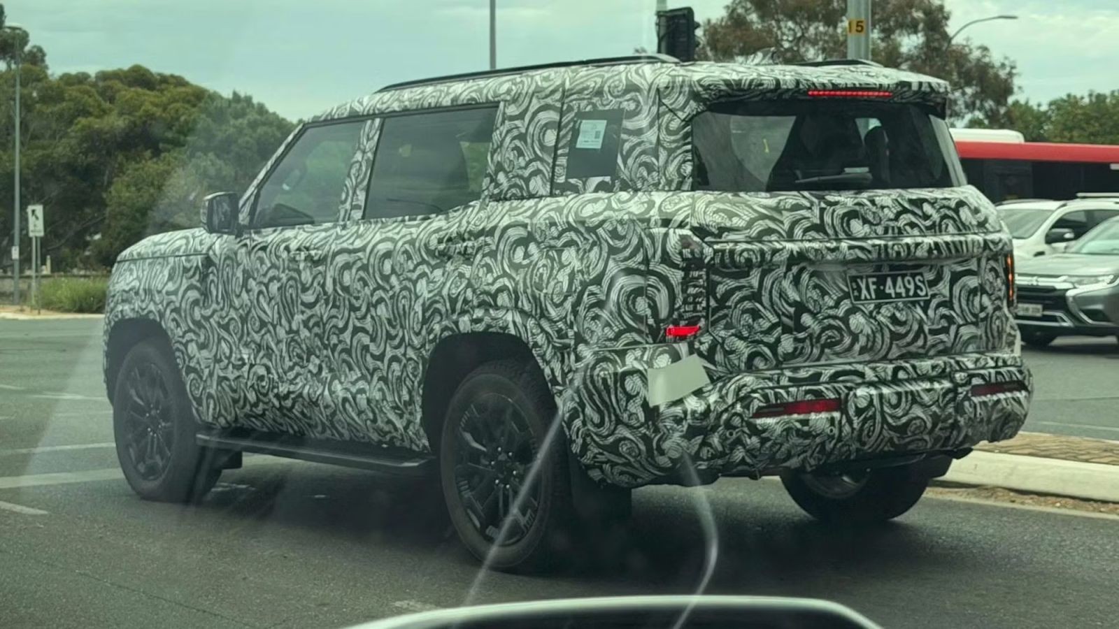Mitsubishi Pajero mới lộ diện nhắm tới đối thủ Toyota Land Cruiser Prado