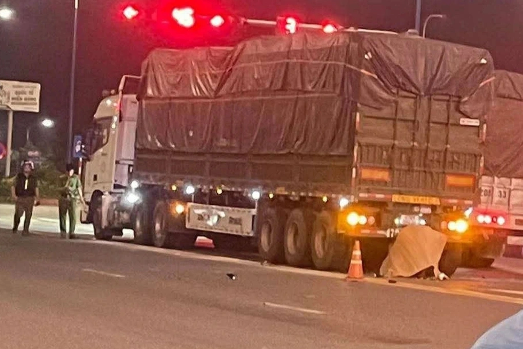 Nghi phạm tông vào đuôi xe tải tử vong sau khi sát hại cô gái trong nhà trọ ở TP. HCM