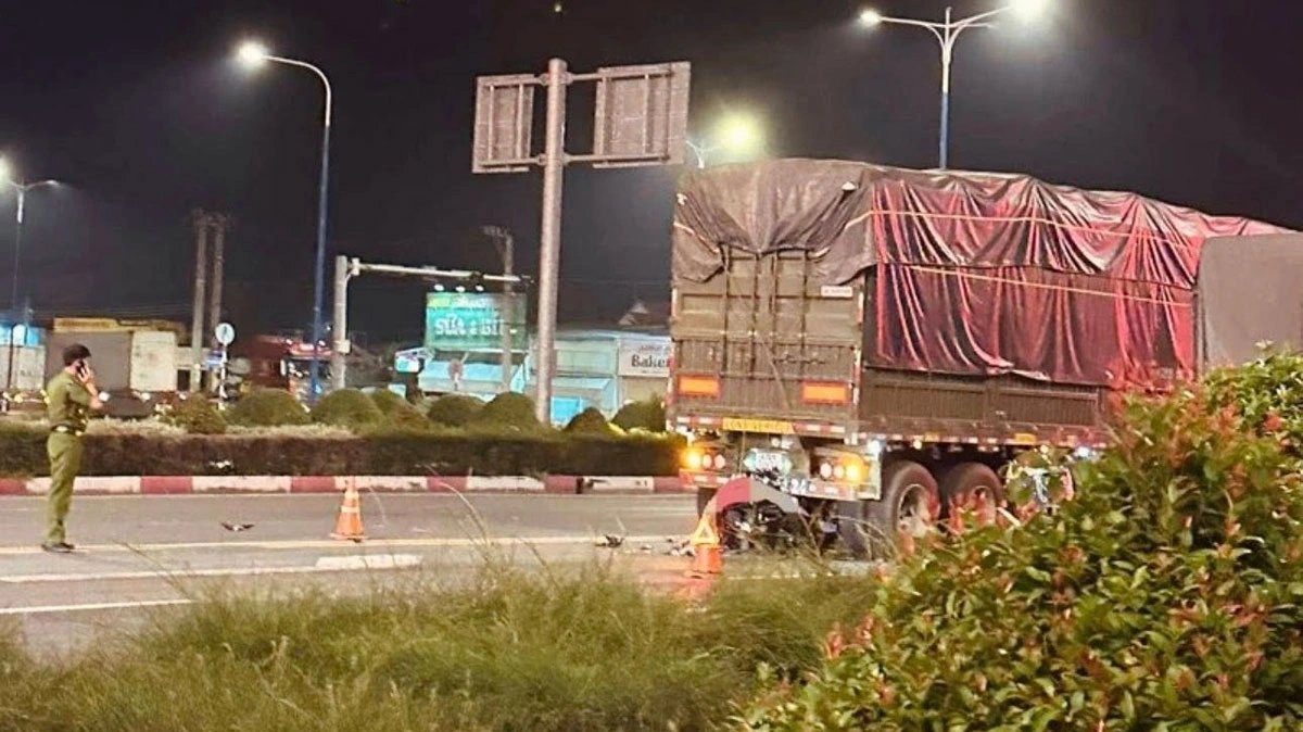 Nghi phạm tông vào đuôi xe tải tử vong sau khi sát hại cô gái trong nhà trọ ở TP. HCM