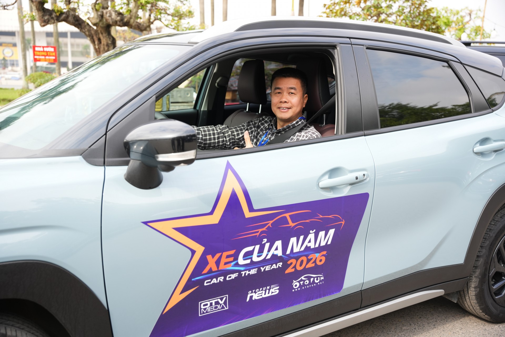 Trong khi đó, Suzuki Fronx mang vẻ ngoài bắt mắt, trẻ trung cho dù tư thế ngồi lái có phần chưa thoải mái